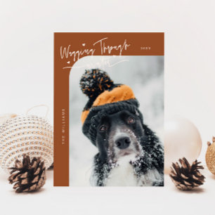 Tarjeta Festiva Caminando a través de Navidades de Terracota Perro