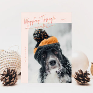 Tarjeta Festiva Caminando por Navidades de Winter Dog Photo Peach
