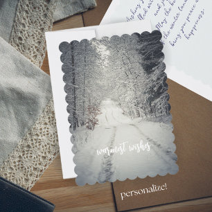 Tarjeta Festiva Camino por un bosque de invierno cubierto de nieve
