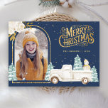 Tarjeta Festiva Camión blanco Navidades de oro de Snowman foto de<br><div class="desc">Sorprenda a sus huéspedes con esta elegante tarjeta de Navidades de invierno con tema en los bosques, que incluye un bonito camión blanco y un adorable muñeco de nieve con flores blancas. Simplemente agrega tu texto en esta plantilla fácil de usar y adorna esta tarjeta con tu foto favorita para...</div>