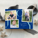 Tarjeta Festiva Captura de pantalla instantánea moderna JOY Holida<br><div class="desc">Esta moderna tarjeta de fotos de vacaciones cuenta con tres fotos de diferentes tamaños sobre un divertido fondo azul con "JOY" en agua arreglada cuidadosamente, y espacio para tu bienvenida/firma familiar. Este diseño se adapta a una foto horizontal, una foto cuadrada y una vertical. En la parte trasera hay un...</div>
