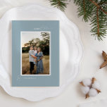 Tarjeta Festiva Carta Minimalista Blue Retro Boho y foto<br><div class="desc">El diseño de esta tarjeta azul retro Boho Minimalista Carta y foto de vacaciones cuenta con un suave y fresco fondo de azul polvoriento con un elegante emparejamiento de tipografía simple y escritura delicada que ofrece los saludos de la temporada de "Feliz Navidad". Este encantador estilo minimalista es una estética...</div>