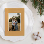 Tarjeta Festiva Carta Minimalista del Boho retro dorado y foto<br><div class="desc">El diseño de esta carta Minimalista y tarjeta navideña de fotos Gold Retro Boho presenta un fondo suave y cálido de oro de mostaza muda con un elegante emparejamiento de tipografía simple y escritura delicada que ofrece los saludos de la temporada de "Feliz Navidad". Este encantador estilo minimalista es una...</div>