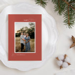 Tarjeta Festiva Carta Minimalista Terracotta Retro Boho y foto<br><div class="desc">El diseño de esta carta Minimalista y tarjeta de festividad fotográfica de Terracota Retro Boho presenta un suave y cálido fondo de rojo enmudecido con un elegante emparejamiento de tipografía simple y un delicado guión que ofrece los saludos de la temporada de "Feliz Navidad" o "Feliz y Brillante". Este encantador...</div>
