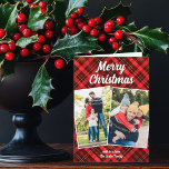 Tarjeta Festiva Carta navideña Tartan Merry de color rojo<br><div class="desc">Un clásico tartán de manta roja detrás de tu collage de fotos de 2 vacaciones verticales de la familia para una tarjeta plegada festiva y tradicional navideña. Sencillas y hermosas tarjetas de Navidad que incluyen una tercera fotografía en el interior.</div>