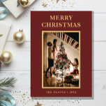 Tarjeta Festiva Carta roja y foto de los Navidades clásicos minima<br><div class="desc">Esta minimalista carta roja y tarjeta de festividad fotográfica navidad clásica presenta un diseño moderno y minimalista, elegante y sencillo. Ya sea que prefieras un estilo clásico tradicional o un estilo más contemporáneo, con una tipografía dorada sobre un fondo rojo, encontrarás la carta perfecta para celebrar la temporada. Personaliza tus...</div>