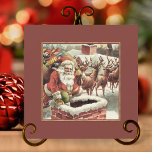Tarjeta Festiva Cartas de Navidades retro de Santa Claus<br><div class="desc">Envía el espíritu de los Navidades estilo retro con esta encantadora tarjeta de Navidad vintage de Santa Claus. Que un toque de nostalgia de las vacaciones caliente el día de alguien. Un alegre diseño retro de Santa Claus trae de vuelta a recuerdos de Navidades y ayuda a crear recuerdos esta...</div>