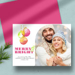 Tarjeta Festiva Cartas para Navidades de fotografía modernos y bri<br><div class="desc">Estas modernas tarjetas de Navidades fotográficos dan un nuevo giro a los saludos festivos, presentando mis originales adornos de acuarela en vibrantes tonos de magenta, rosa, verde y rojo. La audaz tipografía ‘Merry & Bright’ se empareja maravillosamente con un fondo blanco minimalista, mientras que un diseño de arco de personalizable...</div>
