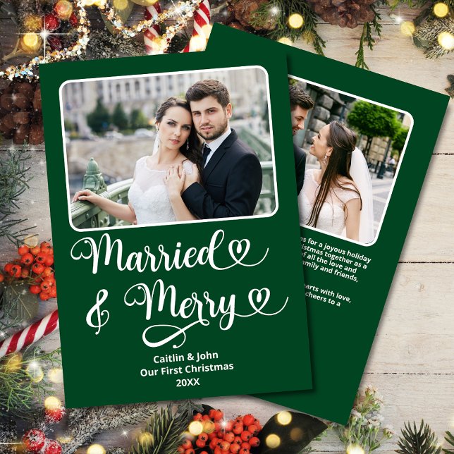 Tarjeta Festiva Casado Merry recién casados 1er Navidades Corazone (Married & Merry Custom Photo Christmas Card with decorative font with hearts, 2 photos, and message.)