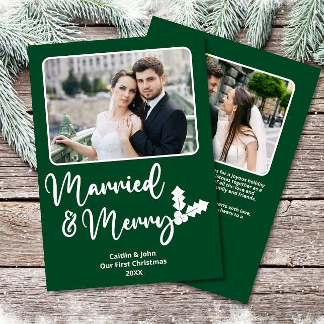 Tarjeta Festiva Casado y morado recién casado primera foto de Navi (Married & Merry Custom Photo Christmas Card in Green with Holly, Personal Message & Photo on back.)