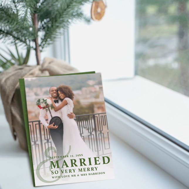 Tarjeta Festiva Casado Y Tan Boda Muy Merry Foto Recién Recibida (Married And So Very Merry Wedding Photo Newlywed Holiday Card)