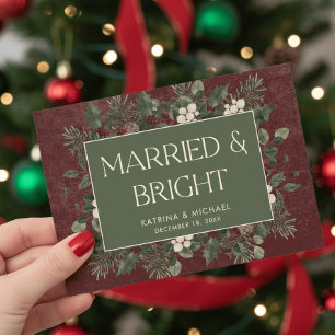 Tarjeta Festiva Casados y Brillantes Bayas de Invierno y Borgoña d