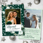 Tarjeta Festiva Casados y Brillantes Rosas Esmeralda Recién Casado<br><div class="desc">Estas hermosas tarjetas de vacaciones están diseñadas para una pareja que celebra sus primeras vacaciones como pareja casada. El diseño presenta su foto sobre un fondo de color verde esmeralda profundo rodeado de rosas pintadas a mano con acuarela en tonos de esmeralda, salvia y menta, junto con copos de nieve...</div>