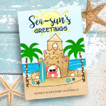 Tarjeta Festiva Castillo de Crab | Navidades Tropical Beach Palm T<br><div class="desc">La tarjeta de Navidades temáticos, dulce y tropical, cuenta con un cangrejo feliz en su casa de un castillo de arena en la playa, con el sol y las olas del océano en el fondo. El cangrejo se levantó temprano y fue a surfear, luego se metió en el espíritu de...</div>