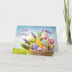 Tarjeta Festiva Cesta con huevos de Pascua en hierba verde