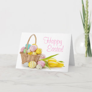 Tarjeta Festiva Cesta con huevos de Pascua sobre fondo blanco