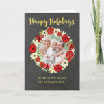 Tarjeta Festiva Chalkboard Gold Red Wreath Happy Holidays<br><div class="desc">Navidades de vacaciones felices tarjetas de fotos familiares en el marco rústico de la pizarra de tiza con floral rojo y blanco vintage y texto de color dorado. Desee que sus amigos y familia se encuentren bien en esta temporada de vacaciones con esta divertida tarjeta de felicitación.</div>