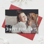 Tarjeta Festiva Chalkboard Happy Howlidays Typography Mascota Holi<br><div class="desc">Disfrute de sus adorables mascotas en sus tarjetas de vacaciones con esta moderna,  divertida y festiva tarjeta plana de vacaciones mascota. Presenta una tipografía blanca y moderna con acento de garras de perro con un falso fondo de pizarra. Hay otros colores y artículos similares disponibles.</div>