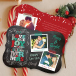 Tarjeta Festiva Chalkboard Mistletoe Vintage Primera Foto De Navid<br><div class="desc">Vintage Black Chalkboard Mistletoes, Love Peace Joy Besa Nuestra Primera Navidad Como Sr. Y Sra., Red Y Green, Negrita Y Colorida Typografía Moderna De Cartas En Bloque, 2 Tarjeta De Invitación Boda De Festividades MultiCollage de fotos. La parte posterior presenta un patrón de puntos de nieve completos, una foto instantánea...</div>