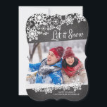 Tarjeta Festiva Chalkboard moderno deja que nieve haga foto de cop<br><div class="desc">Tarjeta fotográfica contemporánea Let It Snow Christmas,  montada sobre un fondo negro de pizarra con copos de nieve.  ¡Voltea nuestra tarjeta de diversión para ver el copo de nieve correspondiente!</div>