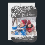 Tarjeta Festiva Chalkboard moderno deja que nieve haga foto de cop<br><div class="desc">Tarjeta fotográfica contemporánea Let It Snow Christmas,  montada sobre un fondo negro de pizarra con copos de nieve.  ¡Voltea nuestra tarjeta de diversión para ver el copo de nieve correspondiente!</div>