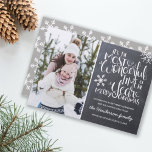 Tarjeta Festiva Chalkboard Snowflake Merry Christmas Photo |<br><div class="desc">La hermosa tarjeta fotográfica basada en tipografía muestra una foto familiar. "Es la época más maravillosa del año" aparece en una tipografía con letras blancas en un fondo de pizarra gris a carbón, acentuado con copos de nieve blancos. Personalizar la tarjeta con tu saludo personal, nombre de familia y nombres...</div>