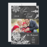 Tarjeta Festiva Chalkboard Snowflakes Christmas Photo Card<br><div class="desc">Haga de esta moderna tarjeta de fotos navideña personalizada de copos de nieve esta temporada navideña. Carga fácilmente tu foto y usa la plantilla para simplemente añadir tus nombres al personalizar de esta tarjeta. A la familia y a los amigos les encantará recibir una tarjeta de vacaciones para Navidades que...</div>