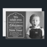 Tarjeta Festiva Chalkboard - Te deseamos un dulce personalizado na<br><div class="desc">Inserte su propio nombre y foto en esta moderna tarjeta de vacaciones de pizarra con "Le deseamos una Feliz Navidad y un Feliz Año Nuevo" al frente. Diseñado por Simply Put por Robin.</div>