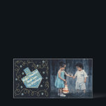 Tarjeta Festiva Chanukah Dreidel PinWheel<br><div class="desc">Feliz feriado, tarjeta fotográfica Hanukkah/Chanukah, "Dreidel PinWheel" Glossy, tarjeta fotográfica con sobre blanco. Personalice reemplazando la foto y la frase "¡Feliz Chanukah! Mucho amor, la redacción Personalizar de The Blumbergs eligiendo tu estilo de letra, color y tamaño favoritos. Reajuste, redimensione y repita la palabra a elementos de diseño personalizar, foto,...</div>