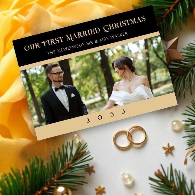 Tarjeta Festiva Charming Black & Gold Minimalist Newlyweds Photo (Charming Black & Faux Gold Effect Minimalist Newlyweds First Christmas Wedding Holidays Cards.)