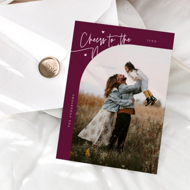 Tarjeta Festiva Cheers New Year Cranberry Curved Frame Photo (Subido por el creador)