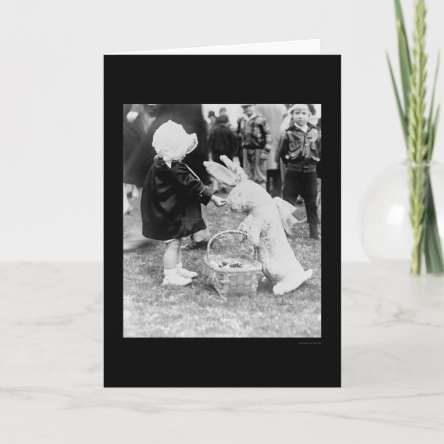 Tarjeta Festiva Chica alimentando al conejo de Pascua 1929 (Anverso)