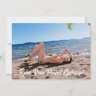 Tarjeta Festiva Chica de vacaciones de primavera en Sandy Beach