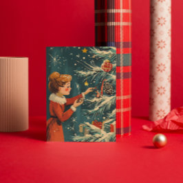 Tarjeta Festiva Chica Retro Vestido Rojo Decorando Árbol de Navida