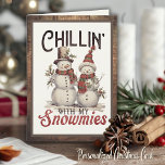 Tarjeta Festiva Chillin con mi Personalizado de Navidades divertid<br><div class="desc">Esta preciosa carta rústica incluye una adorable pareja de hombres de nieve con gorras y bufandas tradicionales y salpicada de hojaleas y bayas con las palabras 'Chillin' con mis Snowmies'. Personalice editando el mensaje dentro de la tarjeta y/o agregando su(s) nombre(s).</div>