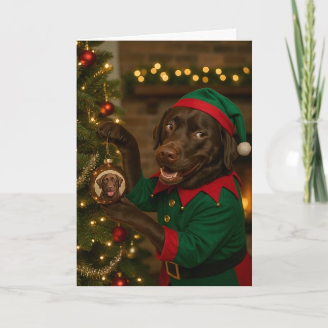Tarjeta Festiva Chocolate  Labrador hanging bauble Christmas card (Anverso)