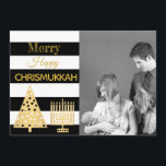 Tarjeta Festiva Chrismukkah Foto Black And White Stripes Gold<br><div class="desc">Añade tu foto a esta divertida tarjeta de vacaciones de Chrismukkah en un estilo moderno de franjas blancas y negras con acentos dorados para Navidades y Hanukkah combinados. ¡Feliz Chrismukah! Reemplace la fotografía del titular del lugar con la foto de su propia familia para obtener una tarjeta personalizada única. La...</div>
