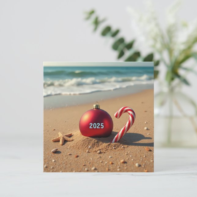 Tarjeta Festiva Christmas ornament on the beach holiday card (Anverso de pie)