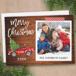 Tarjeta Festiva Cinta Cinta Cinta Cinta Cinta Cinta Cinta Cinta Ci<br><div class="desc">Guión de pincel moderno,  Camión Rojo Vintage de color de agua con árbol de navidad,  foto de estilo de cámara instantáneo Tarjeta navideña - Madera rústica y cinta de artesanías de rayas rojas</div>