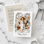 Tarjeta Festiva Cinta de Navidades festivos con Poinsettias<br><div class="desc">Envíe a su familia y amigos una actualización familiar y un mensaje de alegría navideña con esta tarjeta de Navidades de una foto con ilustraciones dulces, dibujados a mano, de una cinta negra acentuada con brotes festivos de flores de poinsettia roja y vegetación. Los tipos de letra tradicionales mantienen la...</div>