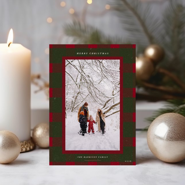 Tarjeta Festiva Clásica Placa Verde y Roja Fotos navideñas de Feli (Merry Christmas plaid holiday card with dark red and green shown upright on table )