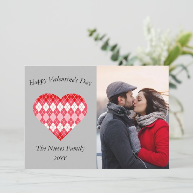 Tarjeta Festiva Clásico Argyle rojo y rosa de San Valentín (gris) (Anverso de pie)