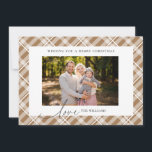 Tarjeta Festiva Clásico Brown Tartan Planteó Dos Fotos Navidades<br><div class="desc">Difunde alegría de vacaciones a la familia y amigos esta temporada con nuestra tarjeta de vacaciones Navidades de Fotos Tartan Plaid Personalizado, de color marrón Adorable clásico. Con un diseño intemporal de chapa de gingham marrón claro, esta tarjeta es perfecta para mostrar tu foto favorita, creando un toque realmente personal....</div>
