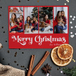 Tarjeta Festiva Clásico Simple Red Merry Christmas Four Photo<br><div class="desc">Celebre la temporada con esta exclusiva y clásica tarjeta de vacaciones color rojo Feliz Navidad con cuatro fotos con un toque de encanto vintage. El diseño minimalista muestra una elegante paleta de colores rojo y blanco que evoca el espíritu acogedor del invierno. Su atractivo moderno y divertido, junto con la...</div>