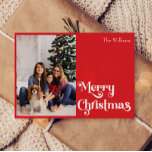 Tarjeta Festiva Clásico Simple Red Merry Christmas One Photo<br><div class="desc">Celebre la temporada con esta única y clásica tarjeta navideña merry de color rojo con un toque de encanto vintage. El diseño minimalista muestra una elegante paleta de color rojo que evoca el espíritu acogedor del invierno. Su atractivo moderno y divertido, junto con la redacción tradicional, crea un equilibrio perfecto...</div>