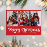 Tarjeta Festiva Clásico Simple Red Merry Christmas Three Photo<br><div class="desc">Celebre la temporada con esta única y clásica tarjeta de vacaciones color rojo Feliz Navidad, tres fotos con un toque de encanto vintage. El diseño minimalista muestra una elegante paleta de colores rojo y blanco que evoca el espíritu acogedor del invierno. Su atractivo moderno y divertido, junto con la redacción...</div>