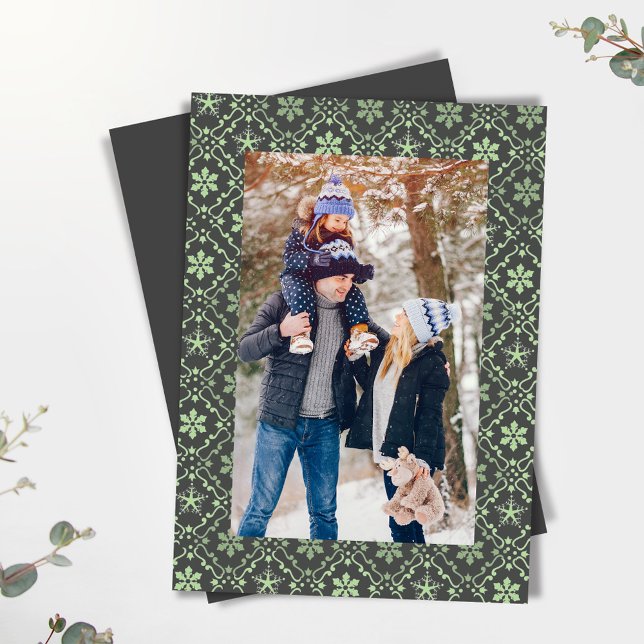 Tarjeta Festiva Classic Merry Christmas One Photo Snowflake (Green Christmas snowflake pattern with a simple grey background. )