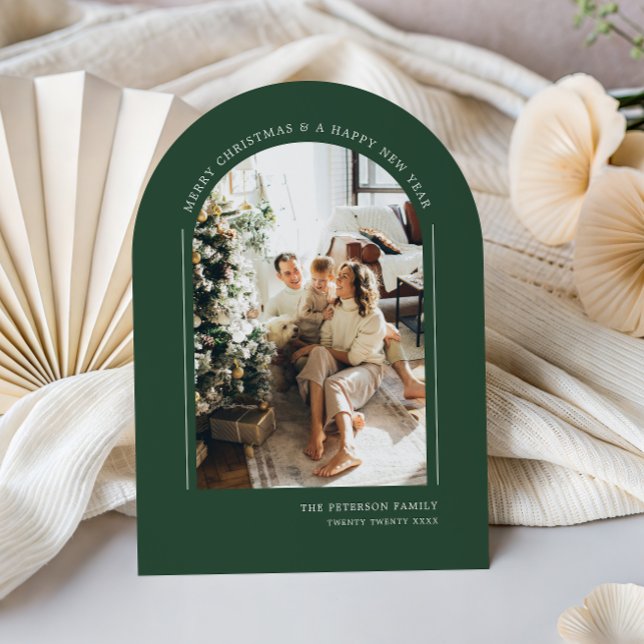 Tarjeta Festiva Classy Arched Green Modern Christmas Family Photo (Subido por el creador)