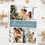 Tarjeta Festiva Collage de fotos Buon Natale<br><div class="desc">Esta fabulosa tarjeta de vacaciones de 3 fotos con "Buon Natale!" en un alfabeto moderno y su nombre familiar y año con un tipográfico tipográfico tipográfico tradicional, ambos en blanco sobre azul polvoriento con una espalda que se corresponde, es perfecta para enviarlos a su familia y amigos. ¡A todos les...</div>