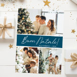 Tarjeta Festiva Collage de fotos Buon Natale<br><div class="desc">Esta fabulosa tarjeta de vacaciones de 3 fotos con "Buon Natale!" en un alfabeto moderno y su nombre familiar y año en un tipográfico tipográfico tipográfico tradicional, ambos en blanco sobre verde azulado con una espalda que coincide, es perfecta para enviarlos a su familia y amigos. ¡A todos les encantará...</div>